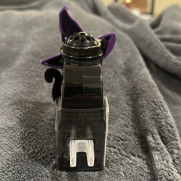 Bath&Body Works Velvet cat 🐈‍⬛ with purple witch hat light up wallflower plug - Picture 3 of 5
